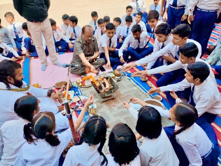 पीआर पब्लिक स्कूल में हवन पूजन के साथ नए शैक्षिक सत्र का शुभारंभ