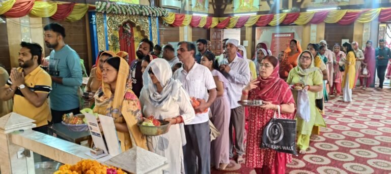 चतुर्दशी तिथि पर नगर के देवी मंदिरों में लगी श्रद्धालुओं की भीड़