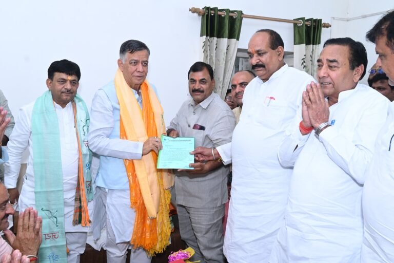 दी गुड़ खांडसारी एसोसिएशन ने सौंपा सतीश महाना को ज्ञापन