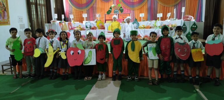 डीएस पब्लिक स्कूल में बच्चों ने दिया ताजे फल-सब्जियां खाने का संदेश