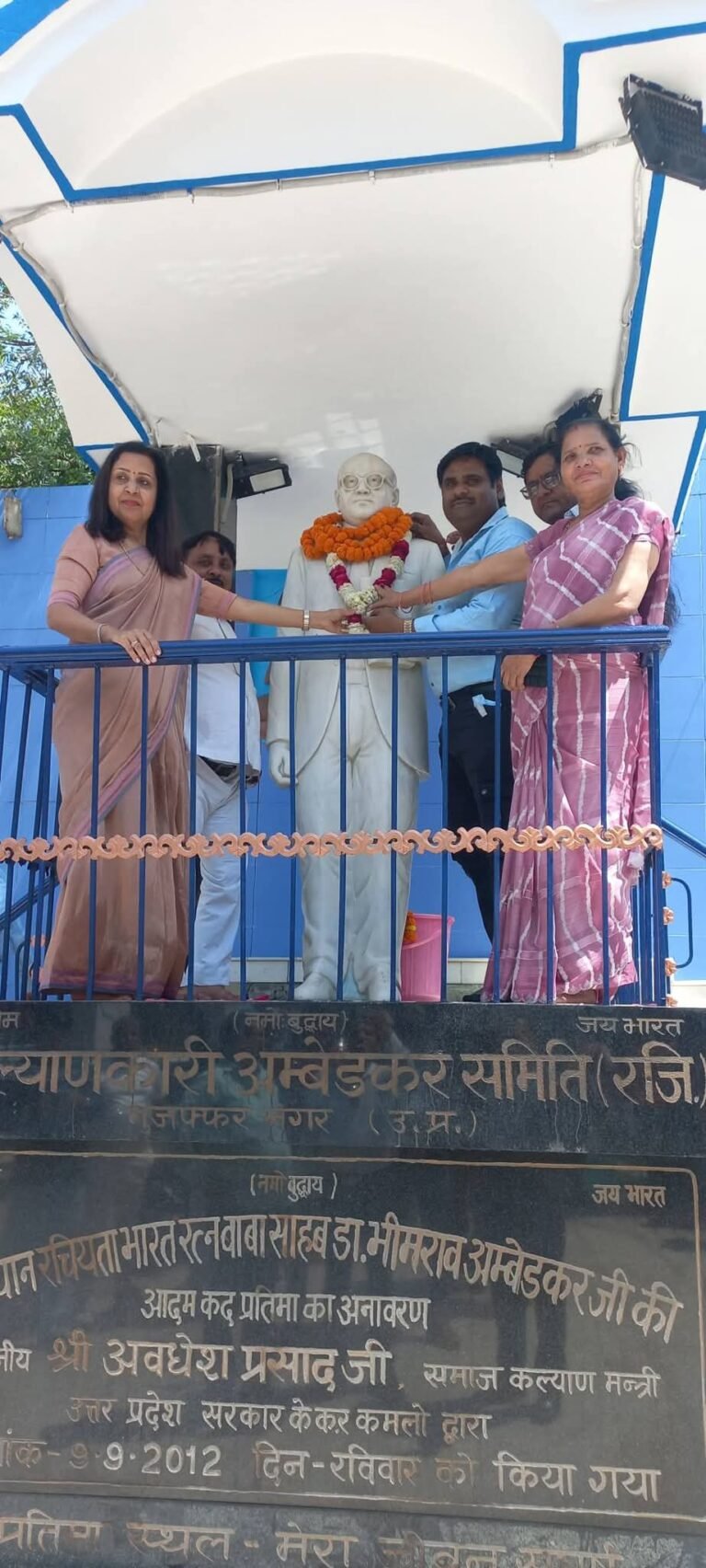 पालिकाध्यक्ष ने बाबा साहेब और लालाजी की प्रतिमाओं पर की साफ-सफाई