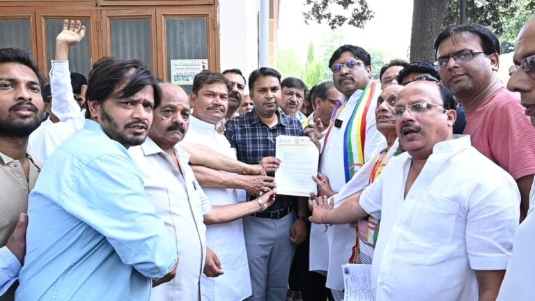 अन्याय के खिलाफ एकजुट दिखा जैन समाज, जताया विरोध, सौंपा ज्ञापन