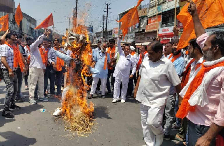 शिवसेना ने पाकिस्तान के झंडे पर जूते बरसाकर फूंका पुतला