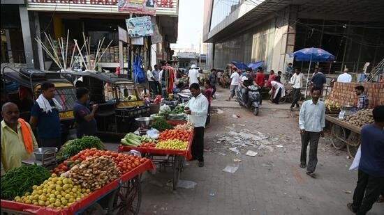 चाट बाजार बंदी से सौ परिवारों की रोजी रोटी पर संकट,  नगरपालिका प्रशासन ने नोटिस चस्पा करने के बाद कराई मुनादी