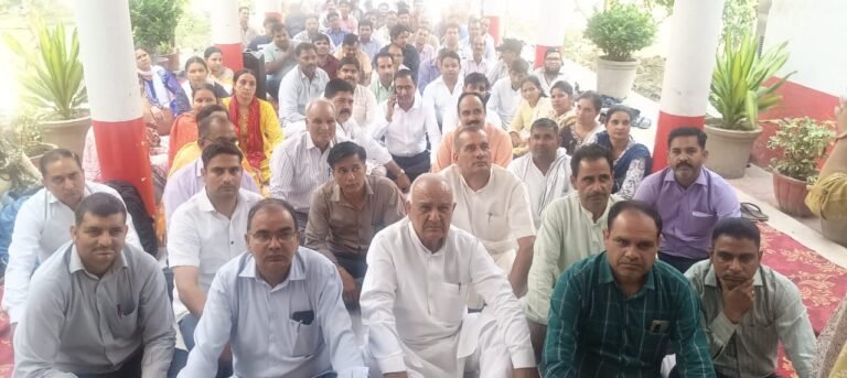 पुरानी पेंशन बहाली को लेकर घेरा बीएसए दफ्तर, दिया धरना