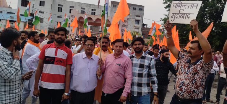 संयुक्त व्यापार संघ संघर्ष मोर्चा ने शिवचौक पर फूंका पुतला