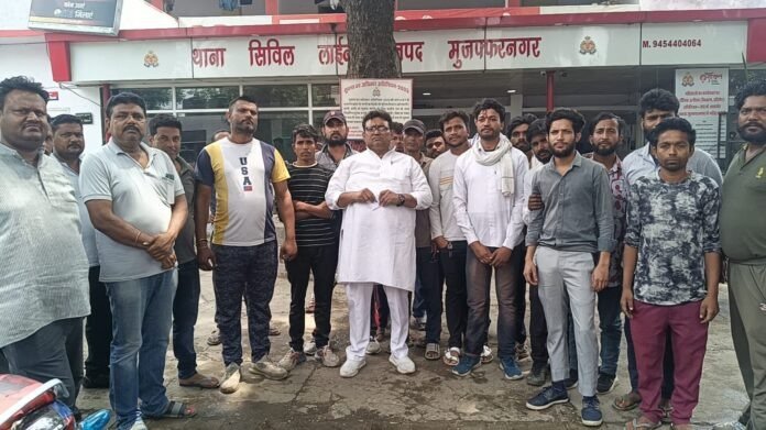 MI2C कंपनी के खिलाफ कर्मचारियों का फूटा गुस्सा, थाने में प्रदर्शन