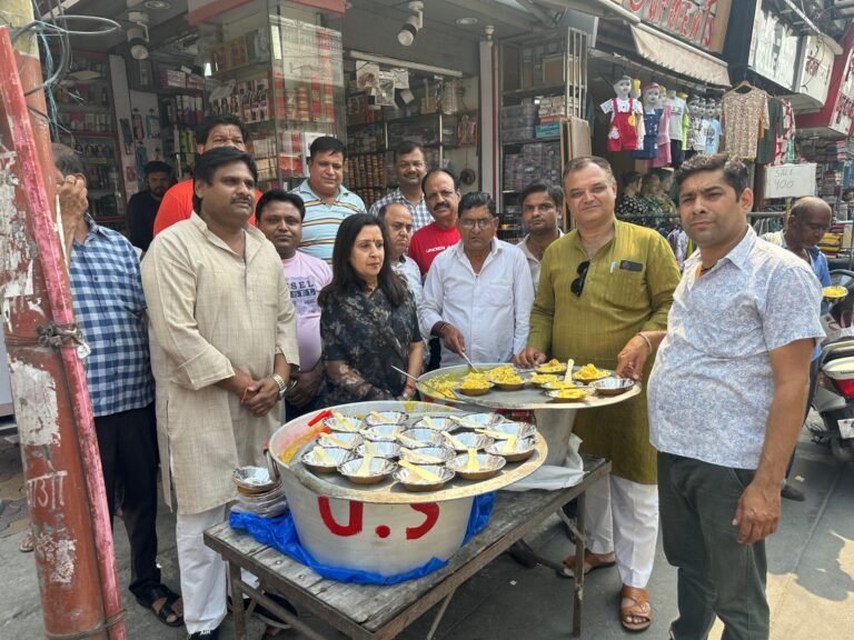 सैनिकों की दीर्घायु की कामना के साथ चेयरपर्सन ने बांटा प्रसाद