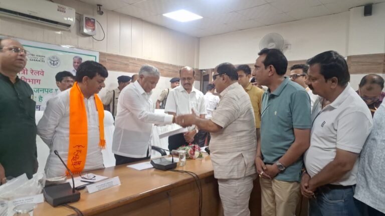 केंद्रीय मंत्री से व्यापारियों ने की रेलवे पैदल फुटपाथ विस्तार कराने की मांग