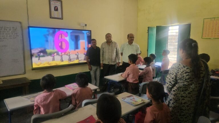 डीएम ने परखी पुरकाजी कस्बे के सरकारी स्कूल की व्यवस्था