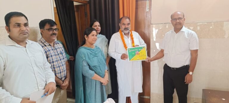 डीएम उमेश मिश्रा ने किसानों को किया सम्मानित, दी बधाई