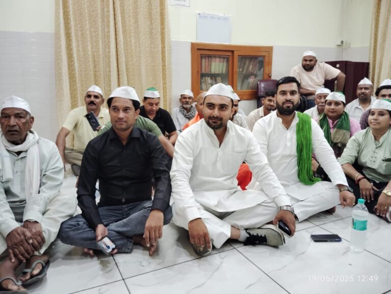 टाउनहाल में भाकियू ने किया हंगामा, ईओ दफ्तर में दिया धरना