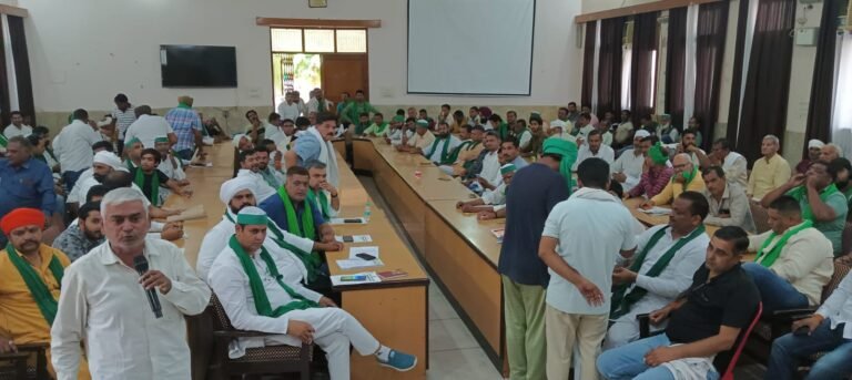 बिजली, पानी, खाद व गन्ना भुगतान को लेकर भड़के किसान