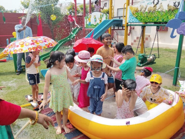 डीएस पब्लिक स्कूल में पूल पार्टी में बच्चे हुए मस्त