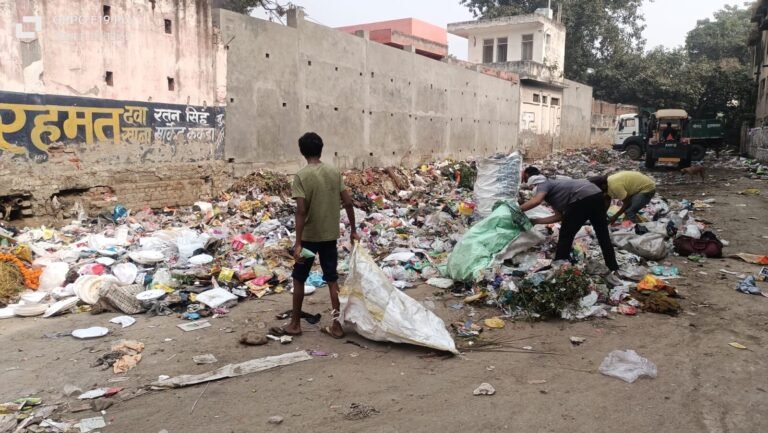 कंपनी कर्मियों की हड़ताल से नगर में सफाई व्यवस्था ठप