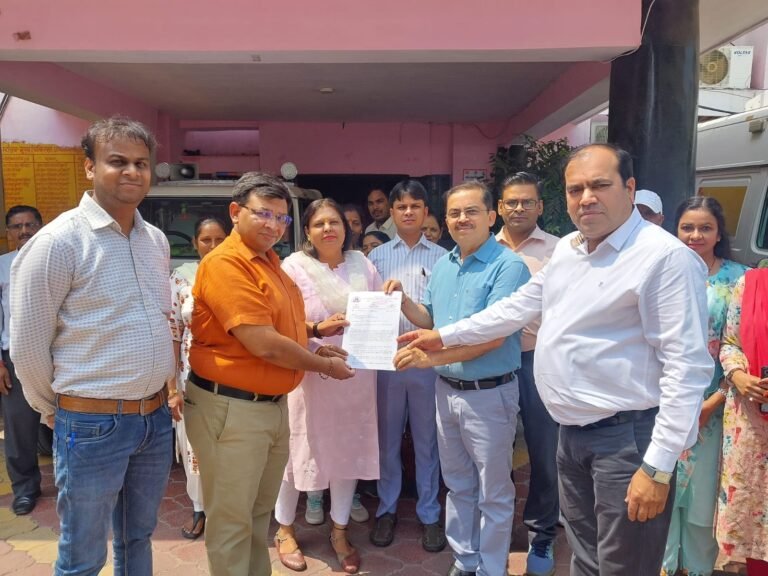 संविदा स्वास्थ्य कर्मियों ने दी सीएमओ को हड़ताल की चेतावनी