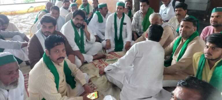 भाकियू ने घेरा विकास भवन, विरोध दर्ज कराते हुए दिया धरना