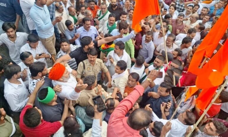 टाउन हॉल जन आक्रोश रैली में राकेश टिकैत का विरोध जमकर हुई हुटिंग