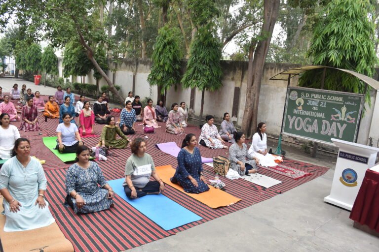 एसडी पब्लिक स्कूल के प्रांगण में मनाया गया अन्तर्राष्ट्रीय योग दिवस