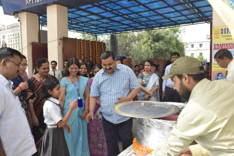 डीएस पब्लिक स्कूल द्वारा ठंडे शरबत का वितरण