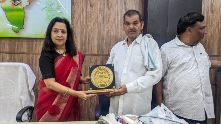 पालिकाध्यक्ष मीनाक्षी स्वरूप ने अनुचर को विदाई पर किया सम्मानित