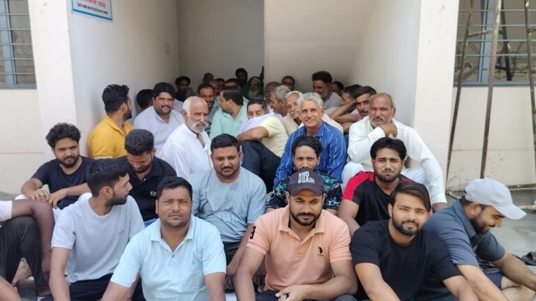 मुख्य अभियंता विद्युत के कार्यालय का किसानों ने किया घेराव