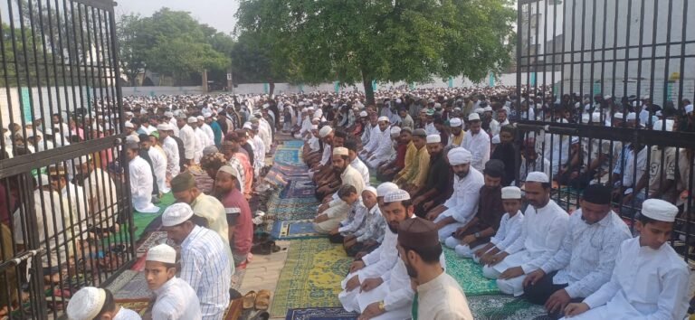 खुदा की बारगाह में सजदे में झुके हजारों सिर