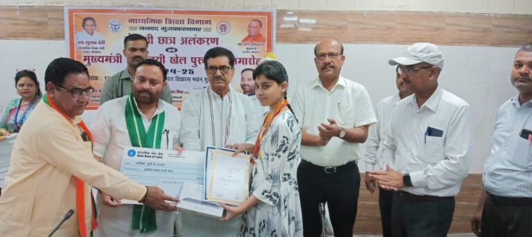 मंत्री अनिल कुमार ने मेधावियों का किया विकास भवन में सम्मान