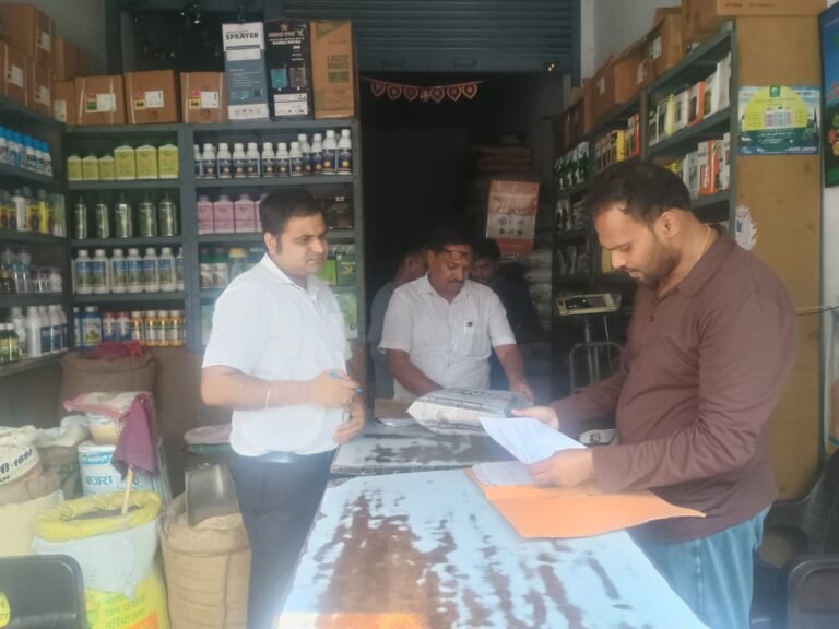 खतौली में कृषि विभाग ने की छापेमारी, 3 दुकानों के लाईसेंस निलंबित