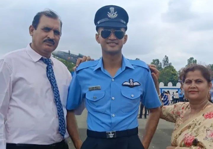 सहायक अध्यापक के बेटे तुषार शर्मा ने बढ़ाया फ्लाइंग आफिसर बन जिले का गौरव