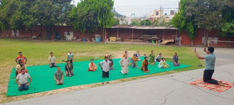 डीएस पब्लिक स्कूल में अंतर्राष्ट्रीय योग दिवस पर विद्यार्थियों एवं शिक्षकों ने किया योग