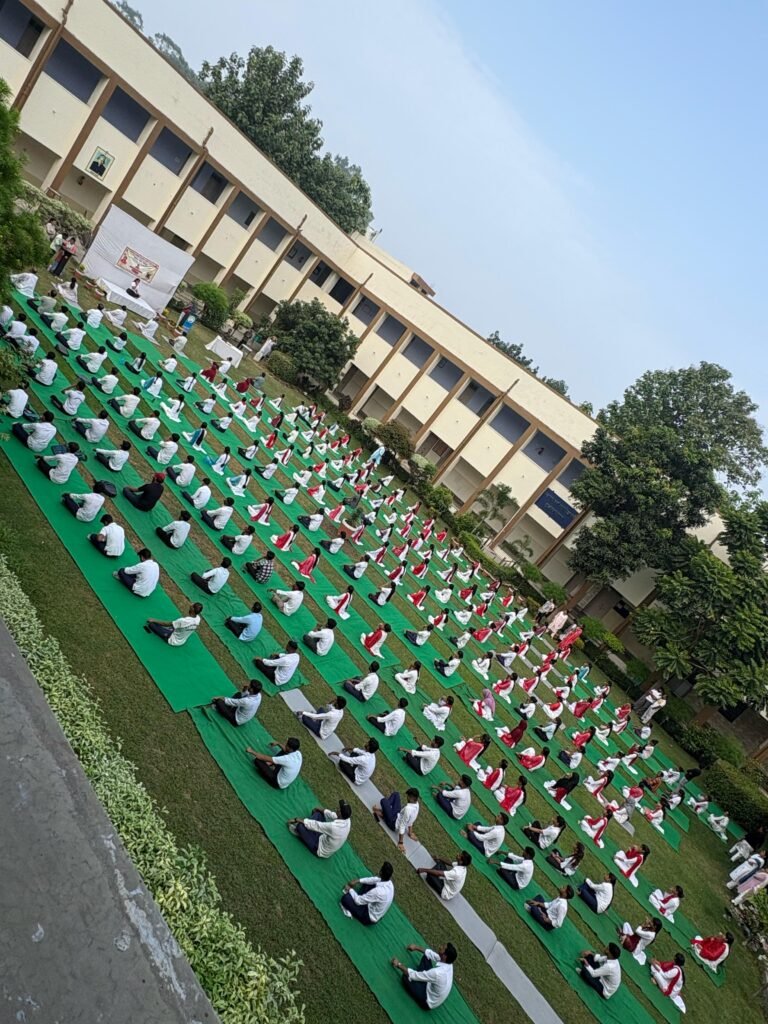 सामूहिक सूर्य नमस्कार: ऊर्जा और एकाग्रता का एस डी कालेज में किया अनुभव”