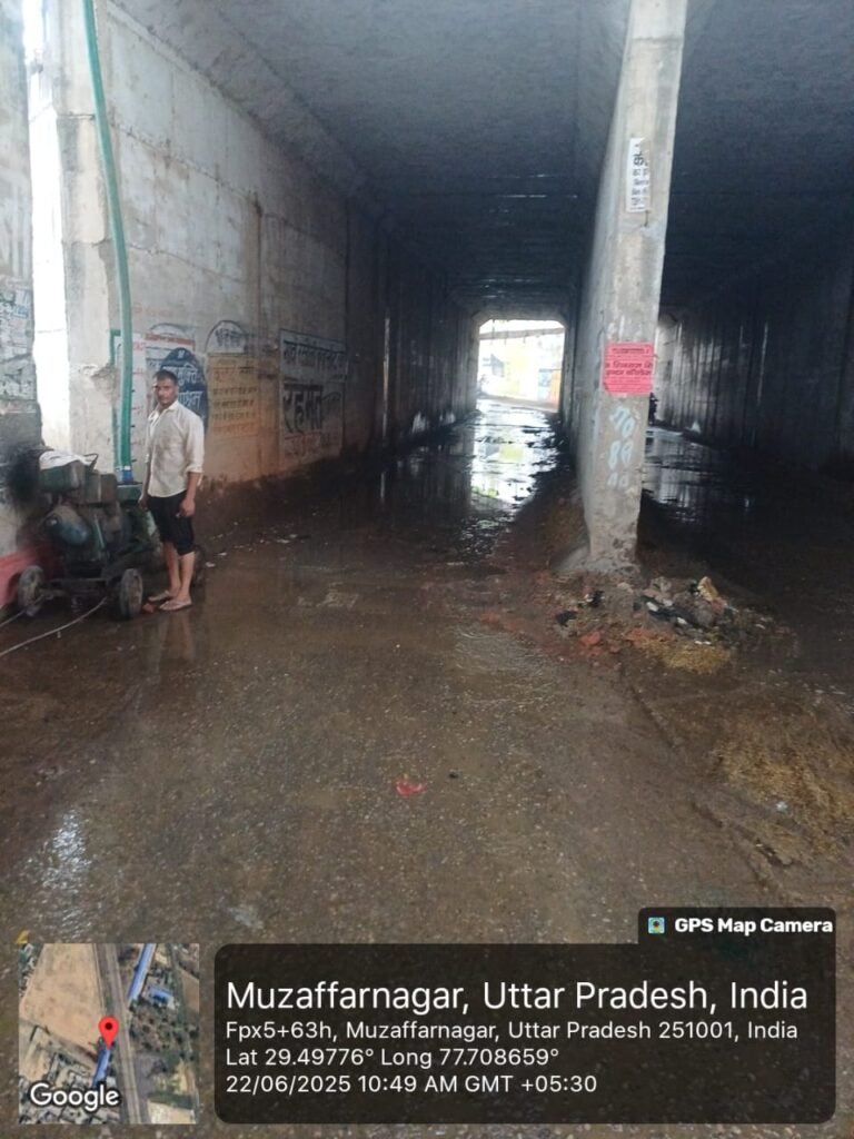 बझेड़ी फाटक पर जलभराव से बेहाल हुए क्षेत्र के लोग