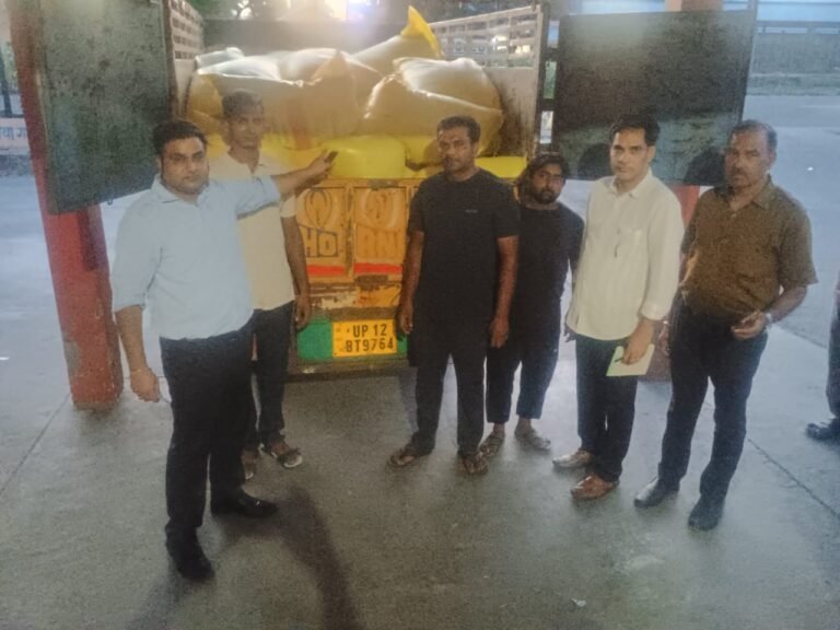 कालाबाजारी को जा रहे यूरिया के 60 बैग पकड़े, प्रभारी किया सस्पेंड