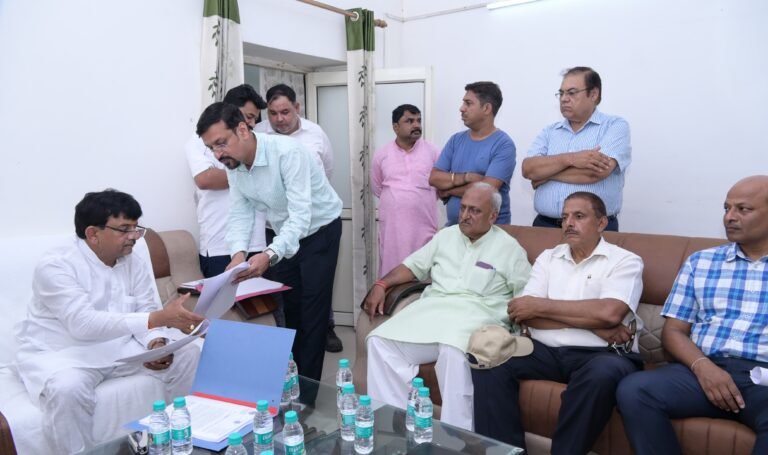 अफसरों को लगाई मंत्री ने फटकार, बोले-लापरवाही नहीं होगी अब बर्दाश्त