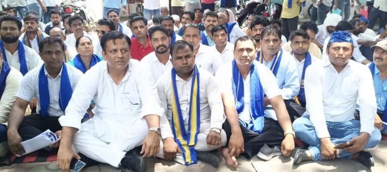 आसपा कार्यकर्ताओं ने घेरी कलेक्ट्रेट, किया धरना-प्रदर्शन