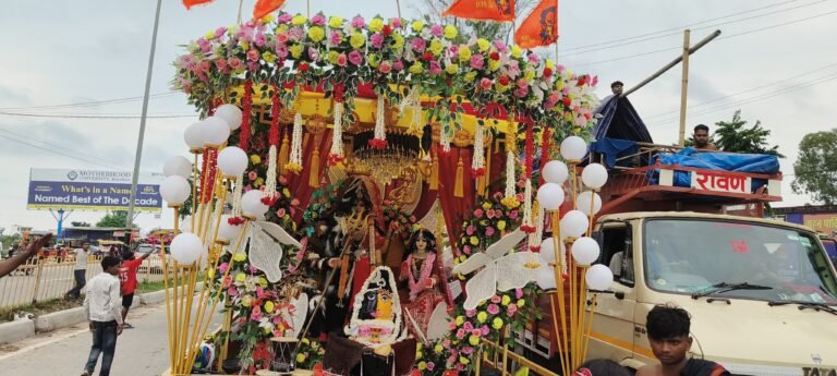 मंत्री कपिल देव ने शिव भक्तों पर पुष्प वर्षा कर किया स्वागत