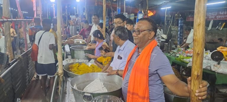 मंत्री कपिल देव ने शिव चौक पर कांवड़ियों पर की पुष्प वर्षा