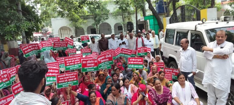 सड़कों पर उतरकर सपा की महिला सभा ने घेरी कलेक्ट्रेट