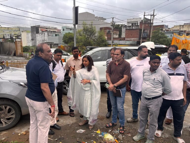 जेसीबी लेकर परिक्रमा मार्ग पर सात घंटे डटी रही पालिका चेयरपर्सन मीनाक्षी स्वरूप