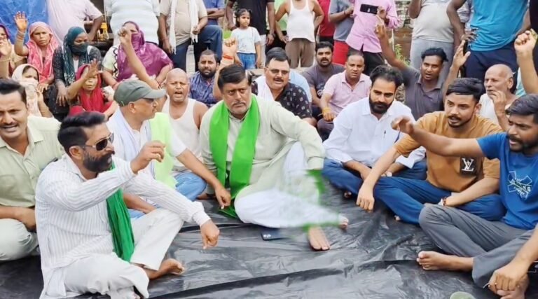 कूड़े के विरोध में एमआरएफ सेंटर कराया बंद, दिया धरना