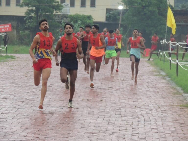 रिमझिम बौछारों बीच नुमाइश मैदान में दौड़े जनपद के युवा