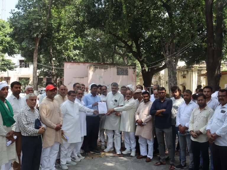 डीएम दरबार में पहुुंची जनपद जाट महासभा की लड़ाई