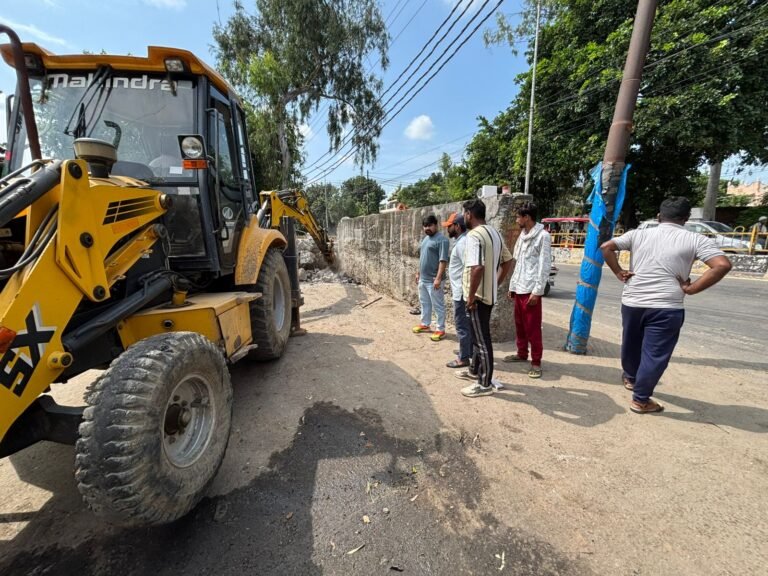 डीएम आवास के सामने कूड़ा डलावघर किया पालिका ने ध्वस्त