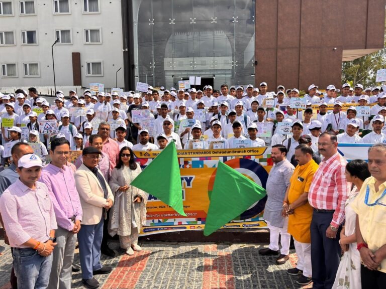 डीएम-एसएसपी व चेयरपर्सन ने किया लोगों को जागरुक