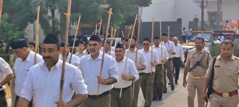 पथ संचलन में स्वयंसेवकों पर हुई जगह-जगह पुष्प वर्षा