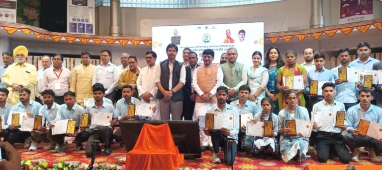 पांच युवाओं को मिला रोजगार, 21 टॉपर को किया सम्मानित