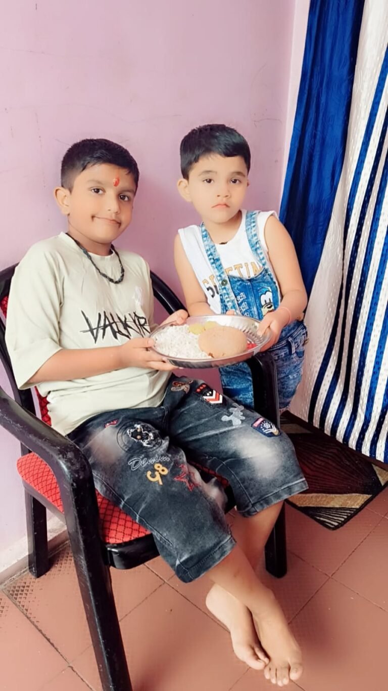 भैयादूज पर भाई के ललाट पर तिलक कर इठलाई बहनें