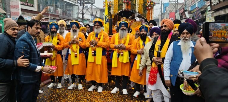 गुरु गोविन्द सिंह के प्रकाश पर्व पर निकला भव्य नगर कीर्तन