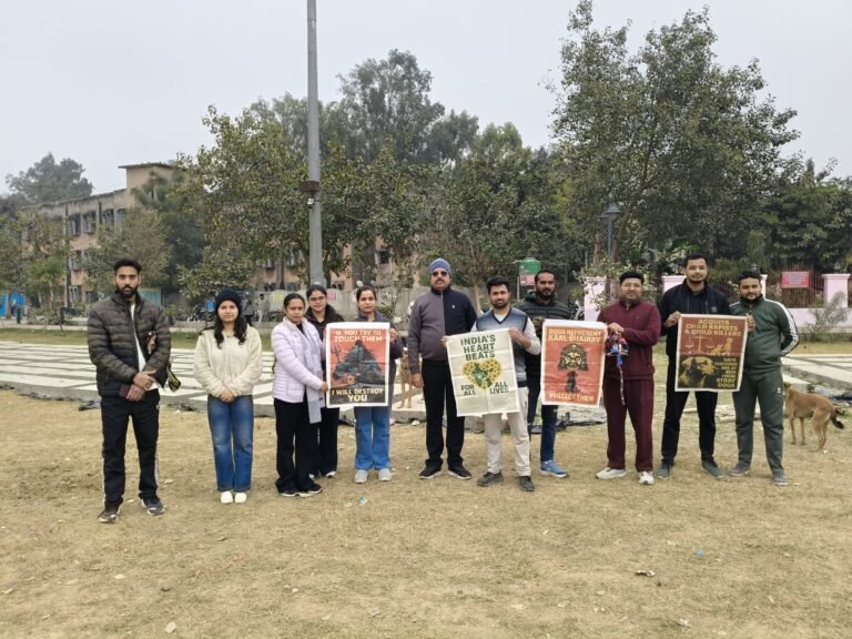 निराश्रित जीवों के समर्थन में सड़कों पर आए जीव प्रेमी